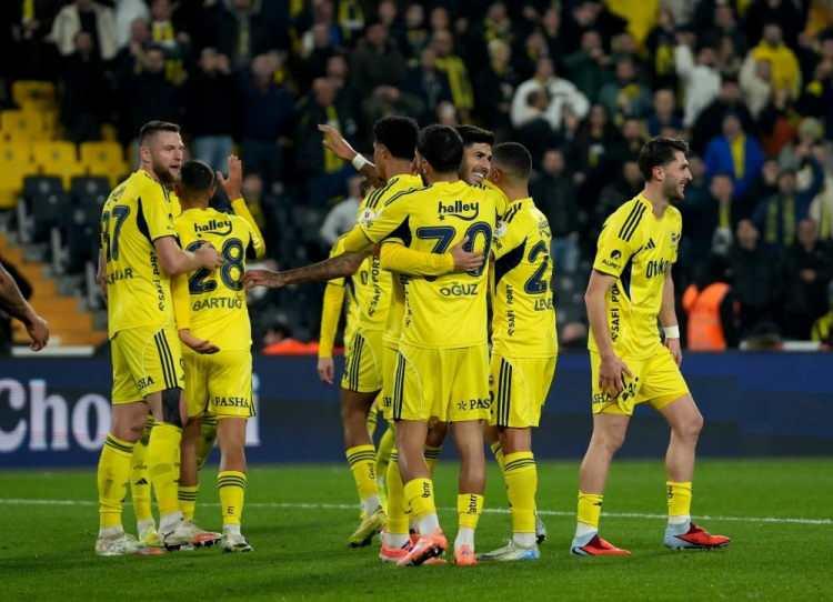 <p>7- Fenerbah&ccedil;e | 41 kart<br />
<br />
* 40 sarı 1 kırmızı</p>
