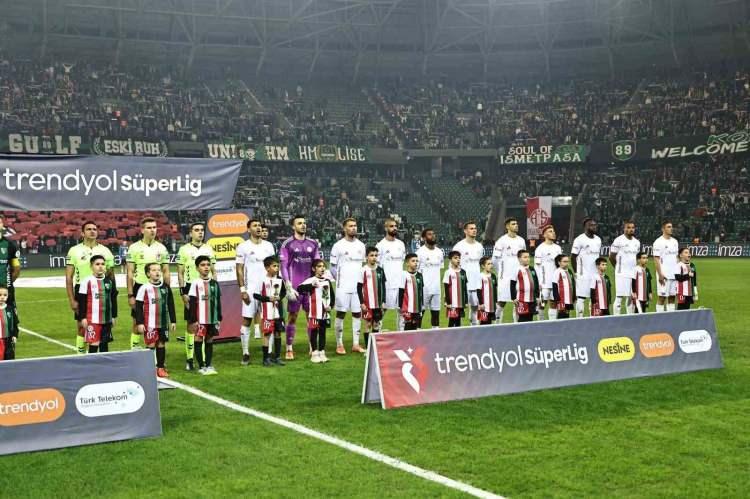 <p>10- Antalyaspor | 39 kart<br />
<br />
* 37 sarı 2 kırmızı kart</p>
