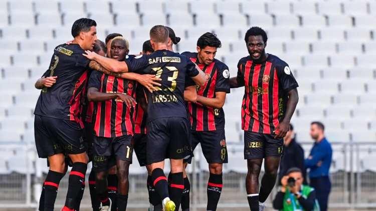 <p>14- Fatih Karag&uuml;mr&uuml;k | 36 kart<br />
<br />
* 34 sarı 2 kırmızı kart</p>
