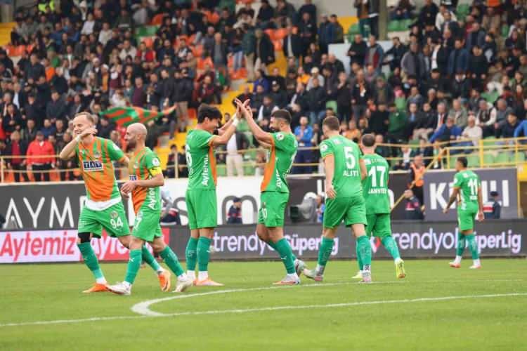 <p>15- Alanyaspor | 36 kart<br />
<br />
* 36 sarı kart</p>
