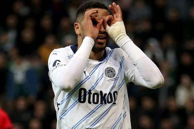 <p>Bu kulüplerin içinde en dikkat çekeni olan ve daha önce de En Nesyri'yi kadrosuna katmayı çok istediği bilinen Al Nassr'ın ısrarcı tutumu sonrası Fenerbahçe pazarlık masasına oturdu.</p>