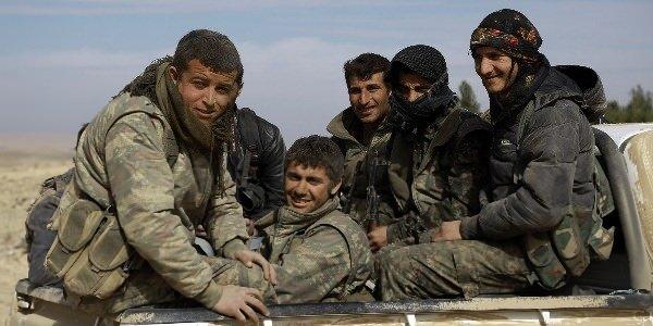 <p>İsrael Hayom, bu telefon görüşmesinin İsrail ile Suriye'deki terör örgütü PKK/YPG arasındaki ilk resmi temas olduğunu bildirdi.</p>
<p>Yerel kaynaklara göre, Saar teröristlere "olumlu garantiler" verdi.</p>