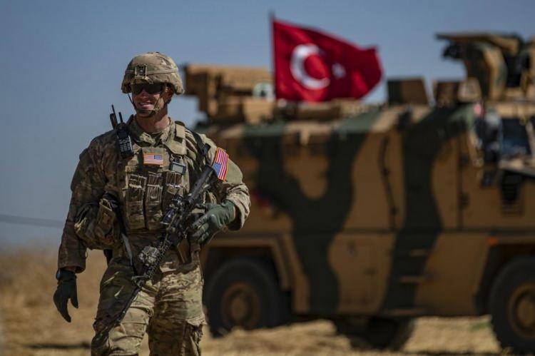 <p><strong>ABD'NİN HEDEFİ TÜRKİYE'NİN OLASI OPERASYONUNU ENGELLEMEK</strong></p>
<p>PKK'ya karşı artan operasyonlar sonrası ABD, Ayn el-Arab bölgesinde yeni bir askeri üs kurarak yakın zamanda gerçekleşecek bir Türk kara saldırısını engellemek için önlemler alıyor.</p>