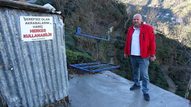 <p>Yük taşımak için yapılan teleferiği yıllar boyunca bütün mahallenin kullanımına sunan Dokgöz, akrabalarının para karşılığında teleferiği işlettiğini öğrendi. </p>
