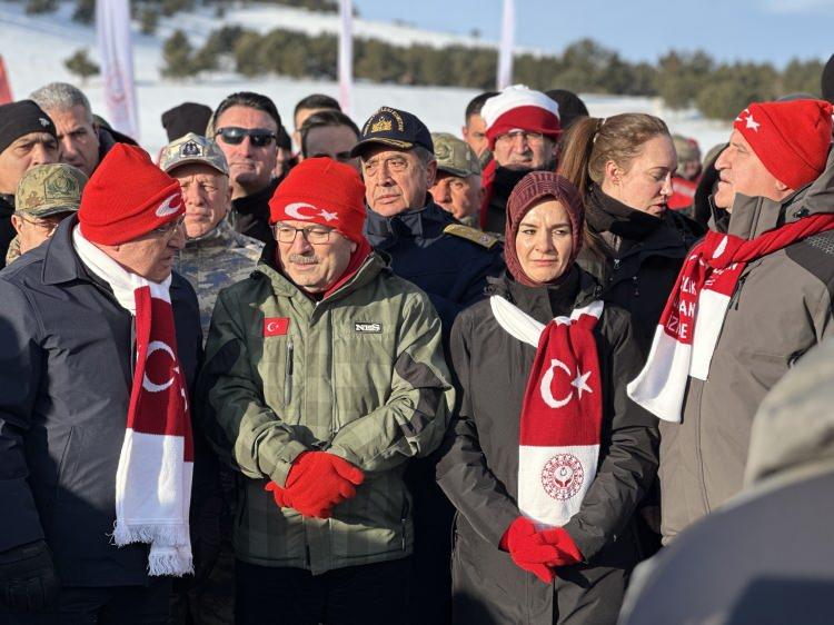 <p><strong>"TÜRKİYE İÇİN BİR TERCİH DEĞİL ZORUNLULUKTUR"</strong></p>

<p>Sarıkamış'taki anma törenine CHP Genel Başkanı Özgür Özel, Aile ve Sosyal Hizmetler Bakanı Mahinur Özdemir Göktaş, Gençlik ve Spor Bakanı Osman Aşkın Bak, Milli Savunma Bakanı Yaşar Güler, Türkiye Büyük Millet Meclisi Genel Sekreteri Talip Uzun, Kars Valisi Ziya Polat, AK Parti Kars Milletvekili Adem Çalkın, Sarıkamış Kaymakamı Enis Aslantatar ile çok sayıda siyasetçi ve bürokrat katıldı</p>
