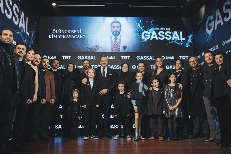 <p><em><strong>"Gassallık çok zor bir meslek. Ruhen ve manevi anlamda çok güçlü olmanız lazım. Tüm zamanını ölülerle geçiren bir adam olması beni çok etkiledi. Ölüm aklınıza geldiğinde ve ölümle karşılaştığınız zaman korkulan bir duygu ama bundan kaçış yok. Ölümü her defasında hatırlamamız gerekiyor. Bu dizi de bunu üstlenen bir iş oldu. Ölümden korkmamak gerek ama tabii haliyle 'Yaşayabildiğimiz kadar hayırlısıyla yaşayalım' diyoruz."</strong></em></p>
<p> </p>