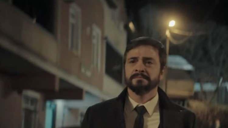 <p><strong><em>"Kenarda duruyordu. Bir ara sinema filmini yapacaktık, vazgeçtik. Çok sevdiğim bir hikayeydi ama dramaturg olarak senaryoları o kadar çok eleştiriyorum ki. Bu proje de zaman içinde çok değişti. Artık Baki'nin dünyasında çok fazla kayboldum; yemeği nasıl yiyeceğini, nasıl bakacağını, aşık olduğunda vereceği tepkiyi çok iyi biliyordum. Ona artık dışarıdan bakamaz oldum. Ama proje aşamasına geldiği zaman geri dönüşlerin heyecanlı bir şekilde olması beni ümitlendirdi. Ahmet Kural, okuduktan sonra hemen görüşmek istedi. Selçuk Aydemir de aynı şekilde. Proje gerçekten çağırdı insanları. Açıkçası ümitlendim ama bu dizi kalabalığında acaba kaybolabilir mi diye de endişe etmiyor değildim."</em></strong></p>

