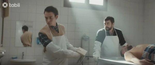 <p>Sümeyye Karaarslan, ilk sezonun final sahnesine ilişkin kendisine gelen yorumlara da değinerek, şunları kaydetti:</p>
<p><strong><em>"Bana gelen yorumlarda önce 'Çok insafsızsın.' deyip sonra 'Eline sağlık.' diyor insanlar. Kaşları çatık bir tebrik alıyorum. Buna alışmam biraz vakit aldı. Finalimiz biraz insafsız görünmüş olabilir ama işin içine ölüm girince zaten çok sürprizlerle dolu bir şey değil mi? Belgesellerde görürüz ya bir yavru ceylan ölür, onunla bir aslan ailesini besler. Tamam, yavru ceylanlar ölmesin ama aslanın da bir ailesi var. Kainat öyle bir dengede ki birinin ölümü, bir başka şeyi tamamlıyor. Baki'de de öyle oldu. Spoiler vermeyeyim ama bir aile yok olurken hiç olmayacak bir aile çıktı. Tabii ki ben de bu projede bazı insanlar ölmesin isterdim. Ama hikaye oraya geliyor ve ölüyorlar. Ben de bazı finalleri yazarken çok ağladığımı hatırlıyorum."</em></strong></p>