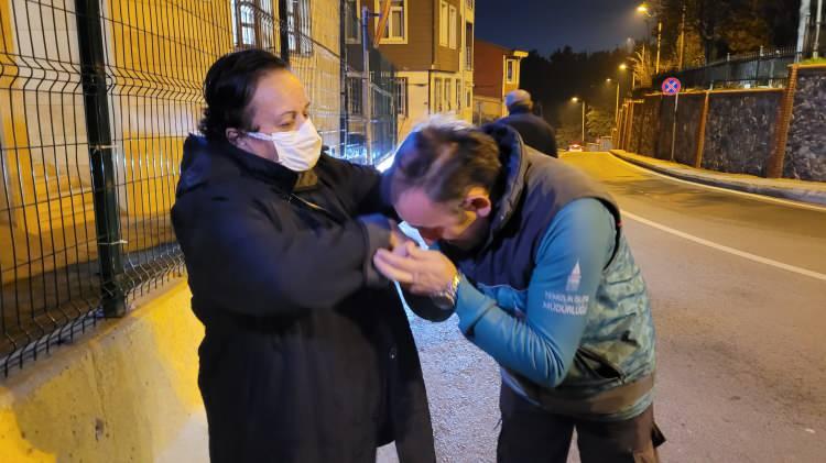 <p>Yeni yılın ilk saatlerinde Piyalepaşa Mahallesi Kuzey Sokak'ta temizlik yapan Beyoğlu Belediyesi personeli Tahsin Evecen, içinde yaklaşık 300 bin lira değerinde para ve altın olan bir çanta buldu. </p>
