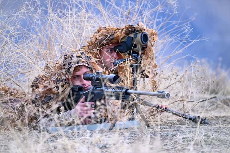 <p>Hakkari'deki Fatihler Jandarma Özel Harekat (JÖH) Tabur Komutanlığı ekibi, Jandarma Genel Komutanlığınca bu yıl ilk kez uluslararası seviyede gerçekleştirilen Boran-6 Keskin Nişancı Yarışması'nda ikinci olarak teşkilatın gururu oldu.</p>

<p> </p>
