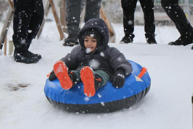 <p><span style="color:#B22222"><strong>BOLU</strong></span></p>

<p>&nbsp;</p>

<p>Bolu'da 3 g&uuml;nd&uuml;r devam eden yoğun kar yağışı hayatı olumsuz etkiledi.</p>

<p>&nbsp;</p>

<p>Yağışla birlikte kent merkezi ve y&uuml;ksek kesimler beyaz &ouml;rt&uuml;yle kaplanırken, ulaşımda aksamalar yaşanmaması i&ccedil;in karayolları ve belediye ekipleri &ccedil;alışma başlattı. Bug&uuml;n itibariyle kar yağışı etkisini kaybederek yerini g&uuml;neşli havaya bıraktı.</p>

<p>&nbsp;</p>

<p>Kent merkezinde 50 santimetreyi aşan kar yağışı sebebiyle eğitime 31 Aralık &Ccedil;arşamba g&uuml;n&uuml; de ara verildi.</p>

<p><span style="color:#FF0000"><em>Okullar 1 g&uuml;n daha tatil edildi</em></span></p>

<p>&nbsp;</p>

<p>Valilikten konuya ilişkin yapılan yazılı a&ccedil;ıklamada, "İlimiz genelinde etkisini s&uuml;rd&uuml;ren yoğun kar yağışı, buzlanma ve olumsuz hava şartları nedeniyle; 31 Aralık 2025 &Ccedil;arşamba g&uuml;n&uuml;, resm&icirc; ve &ouml;zel t&uuml;m eğitim kurumlarımızda (rehabilitasyon merkezleri, motorlu taşıt s&uuml;r&uuml;c&uuml; kursları ve Kur'an kursları d&acirc;hil) eğitim-&ouml;ğretime 1 (bir) g&uuml;n ara verilmiştir. Kamu kurumlarımızda g&ouml;revli hamile ve engelli personel ile &ccedil;ocuğu kreş, anaokulu ve &ouml;zel eğitim kurumlarına devam eden kadın personel aynı g&uuml;n idari izinli sayılacaktır. Ancak sağlık ve g&uuml;venlik birimleri başta olmak &uuml;zere 24 saat esasına g&ouml;re hizmet veren birimlerde &ccedil;alışan personelin durumu, hizmetin gereği olarak ilgili birim amirleri tarafından değerlendirilecektir. Kamuoyuna &ouml;nemle duyurulur" ifadelerine yer verildi.</p>
