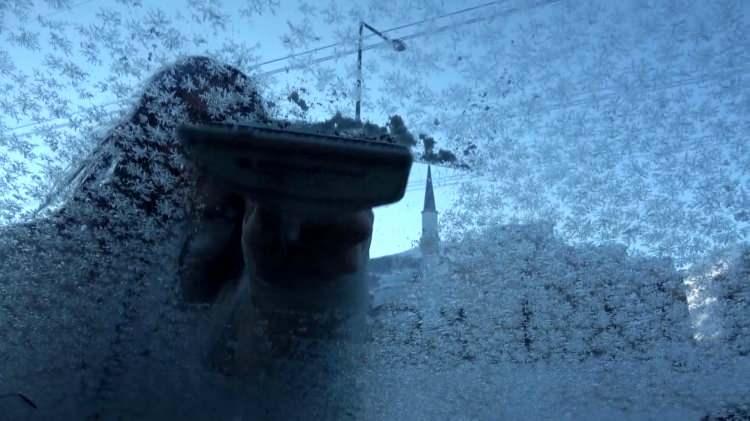 <p><span style="color:#B22222"><strong>SİVAS</strong></span></p>

<p>&nbsp;</p>

<p>Sivas Valisi Yılmaz Şimşek, kentte olumsuz hava koşulları nedeniyle il genelinde okullarda eğitime ara verildiğini bildirdi.</p>

<p>&nbsp;</p>

<p>Şimşek, ABD merkezli X şirketinin sosyal medya hesabından yaptığı a&ccedil;ıklamada, meteorolojiden gelen son veriler doğrultusunda, kentte yarın sabah saatlerinden itibaren etkili olması beklenen yoğun kar yağışının bazı olumsuzluklara yol a&ccedil;abileceğini değerlendirdiklerini belirtti.</p>

<p>&nbsp;</p>

<p>Bu nedenle 31 Aralık &Ccedil;arşamba g&uuml;n&uuml; il genelinde eğitime 1 g&uuml;n ara verdiklerini aktaran Şimşek, şunları kaydetti:</p>

<p>&nbsp;</p>

<p>"Bu k&uuml;&ccedil;&uuml;k molayı g&uuml;zel değerlendirin. Biraz dinlenin, ailenizle vakit ge&ccedil;irin, karın keyfini &ccedil;ıkarın ama derslerinizi de tamamen unutmayın. Kitap okumayı, hayaller kurmayı ve kendinizi geliştirmeyi ihmal etmeyin. Yeni yılın sizlere sağlık, mutluluk ve başarı getirmesini diliyorum. 2026'ya umutla, g&uuml;zel hayallerle ve bol g&uuml;l&uuml;msemeyle girin. Hepinize huzurlu ve keyifli g&uuml;nler diliyorum. Sevgiyle kalın."</p>

<p>&nbsp;</p>

<p>Valilikten yapılan a&ccedil;ıklamada ise il genelinde, resmi ve &ouml;zel t&uuml;m &ouml;rg&uuml;n ve yaygın eğitim kurumlarında (kreşler, anaokulları, ilkokullar, ortaokullar, liseler, mesleki eğitim merkezleri, olgunlaşma enstit&uuml;leri, &ouml;zel &ouml;ğretim kursları, &ouml;zel eğitim ve rehabilitasyon merkezleri) valilik kararıyla 31 Aralık 2025 &Ccedil;arşamba g&uuml;n&uuml; 1 g&uuml;n s&uuml;reyle eğitime ara verildiği belirtildi.</p>

<p>&nbsp;</p>

<p>A&ccedil;ıklamada, okullarda eğitime ara verilen g&uuml;nde, kreş ve anaokuluna &ccedil;ocuğu devam eden kadın personelin (sağlık, g&uuml;venlik ve 24 saat esasına g&ouml;re hizmet veren birimlerde &ccedil;alışan personelin durumu hizmetin gereği olarak ilgili birim amirleri tarafından değerlendirilecektir), malul, engelli, ağır kronik rahatsızlar ve hamile kamu &ccedil;alışanlarının da idari izinli sayılacakları ifade edildi.</p>
