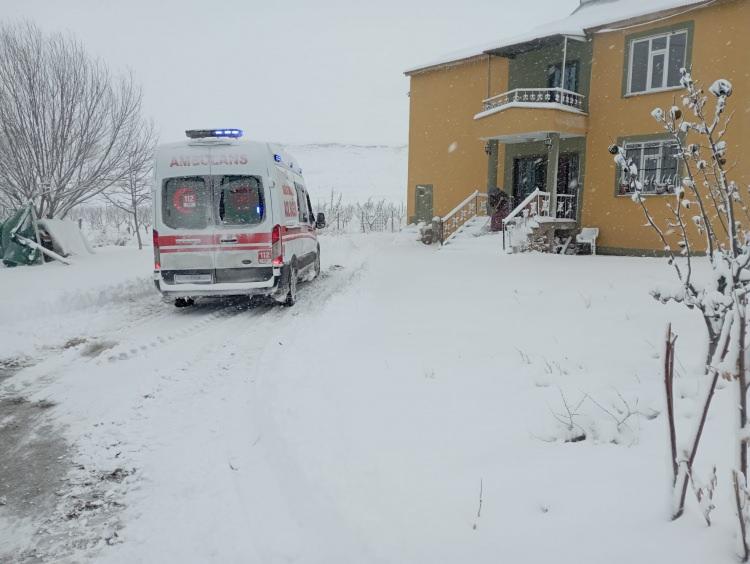 <p><span style="color:#B22222"><strong>AĞRI</strong></span></p>

<p>&nbsp;</p>

<p>Ağrı'da olumsuz hava koşulları nedeniyle il genelinde&nbsp;eğitime ara verildi.</p>

<p>Valilikten yapılan a&ccedil;ıklamada, meteorolojik veriler doğrultusunda yarın il genelinde yoğun kar yağışı ve buzlanma beklendiğine dikkat &ccedil;ekildi.</p>

<p>Oluşabilecek buzlanma riski dikkate alınarak, t&uuml;m eğitim kurumlarında eğitim ve &ouml;ğretime bir g&uuml;n s&uuml;reyle ara verildiği belirtilen a&ccedil;ıklamada, hamile ve engelli kamu &ccedil;alışanları, &ccedil;ocuğu kreş ve anaokuluna giden anneler ile kronik rahatsızlığı olan personelin de idari izinli sayılacağı kaydedildi.</p>

<p>Vali Mustafa Ko&ccedil; da sosyal medya hesabından yaptığı a&ccedil;ıklamada, meteorolojik veriler doğrultusunda kentte beklenen yoğun kar yağışı ve buzlanma riski nedeniyle &ouml;ğrencilerin g&uuml;venliği i&ccedil;in yarın eğitim ve &ouml;ğretime ara verildiğini belirtti.</p>

<p>&Ouml;ğrencilerin bir g&uuml;nl&uuml;k molayı iyi değerlendirmelerini isteyen Ko&ccedil;, "Biraz dinlenin, karın tadını g&uuml;venli bir şekilde &ccedil;ıkarın, ama &ouml;zellikle bir kitabın sayfalarını aralamayı ihmal etmeyin. Kitaplar, her zaman en g&uuml;zel yol arkadaşınızdır. Sağlığınıza dikkat edin, kendinize iyi bakın. Hepinize keyifli bir tatil ve verimli okumalar diliyorum." ifadelerini kullandı.</p>
