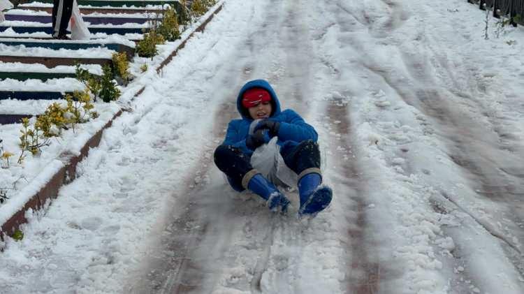 <p><span style="color:#B22222"><strong>MUŞ</strong></span></p>

<p>&nbsp;</p>

<p>Muş'ta olumsuz hava koşulları nedeniyle il genelinde&nbsp;eğitime ara verildi.</p>

<p>Valilikten yapılan a&ccedil;ıklamada, meteorolojik değerlendirmelere g&ouml;re kent genelinde yarın yoğun kar yağışının etkili olacağı belirtildi. A&ccedil;ıklamada, şunlar kaydedildi:</p>

<p>"31 Aralık 2025 &Ccedil;arşamba g&uuml;n&uuml; ilimiz genelinde resmi ve &ouml;zel t&uuml;m &ouml;rg&uuml;n ve yaygın eğitim kurumlarında (&uuml;niversite hari&ccedil;) eğitim ve &ouml;ğretime bir g&uuml;n s&uuml;reyle ara verilmiştir. Ayrıca kamu kurumlarında &ccedil;alışan hamile, engelli ve ağır kronik rahatsızlığı olan personel ile &ccedil;ocuğu anaokulu ve kreşlere devam eden kadın personel de bir g&uuml;n idari izinli sayılacaktır."</p>
