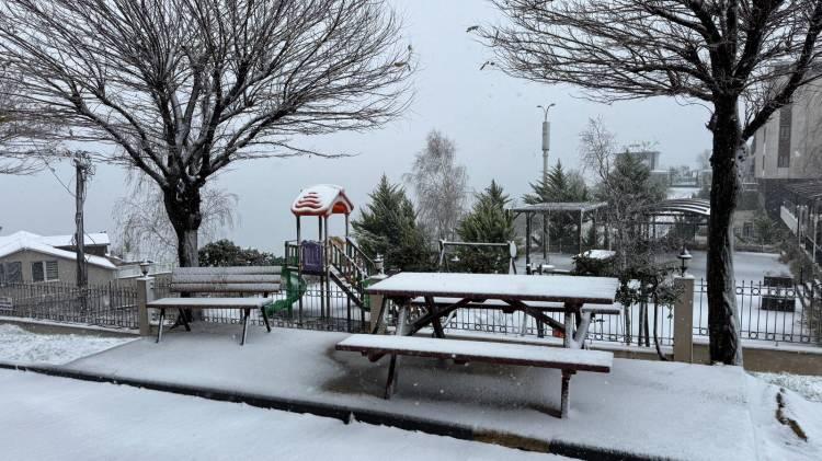 <p><span style="color:#B22222"><strong>ORDU</strong></span></p>

<p>&nbsp;</p>

<p>Ordu Valiliği, yoğun kar yağışının beklendiği Akkuş il&ccedil;esindeki t&uuml;m okullarda eğitime 1 g&uuml;n ara verildiğini duyurdu.</p>

<p><br />
Valilikten yapılan a&ccedil;ıklamada, Akkuş il&ccedil;esinde her t&uuml;r ve derecedeki resmi ve &ouml;zel &ouml;rg&uuml;n ve yaygın eğitim kurumları, &ouml;zel eğitim ve rehabilitasyon merkezleri, &ouml;zel eğitim kursları ile halk eğitimi merkezlerinde eğitim ve &ouml;ğretime 31 Aralık 2025 &Ccedil;arşamba g&uuml;n&uuml; 1 g&uuml;n s&uuml;reyle ara verildiği bildirildi.<br />
A&ccedil;ıklamada ayrıca, kamu kurumlarında g&ouml;rev yapan hamile ve engelli personel ile &ccedil;ocuğu kreş ve ana sınıfına devam eden annelerin de aynı g&uuml;n idari izinli sayılacağı ifade edildi.</p>
