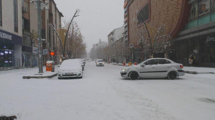 <p><span style="color:#B22222"><strong>HAKKARİ</strong></span></p>

<p>&nbsp;</p>

<p>Hakkari'de beklenen yoğun kar yağışı nedeniyle yarın il genelinde&nbsp;<strong>eğitime</strong>&nbsp;1 g&uuml;n ara verildi.</p>

<p>Hakkari Valiliği tarafından yapılan a&ccedil;ıklamada, "Hakkari&rsquo;de devam eden olumsuz hava şartları (aşırı soğuk, don, buzlanma) ve yarın saat 11.00'den itibaren başlayacak yoğun kar yağışının oluşturabileceği olumsuzluklar değerlendirilerek, oluşabilecek olumsuzlukların &ouml;n&uuml;ne ge&ccedil;ilmesi ve vatandaşlarımız ile &ouml;ğrencilerimizin can g&uuml;venliğinin sağlanması amacıyla aşağıdaki tedbirlerin alınması uygun g&ouml;r&uuml;lm&uuml;şt&uuml;r.<br />
Yoğun kar yağışı ve buzlanma riski nedeniyle; Hakkari il genelindeki t&uuml;m resm&icirc; ve &ouml;zel eğitim kurumlarında (okul &ouml;ncesi, ilkokul, ortaokul, lise, yaygın eğitim kurumları, rehabilitasyon merkezleri, &ouml;zel kreşler ve g&uuml;nd&uuml;z bakım evleri dahil olmak &uuml;zere) 31 Aralık 2025 &Ccedil;arşamba g&uuml;n&uuml; 1 g&uuml;n s&uuml;reyle&nbsp;<strong>eğitime</strong>&nbsp;ara verilmiştir. Ayrıca, Rehberlik ve Araştırma Merkezlerinde (RAM) randevusu bulunan &ouml;ğrenciler ile engelli bireylerin ulaşım s&uuml;recinde karşılaşabilecekleri riskler g&ouml;z &ouml;n&uuml;nde bulundurularak, can g&uuml;venliklerinin sağlanması amacıyla RAM&rsquo;larda da aynı tarihte hizmete ara verilmesi uygun g&ouml;r&uuml;lm&uuml;şt&uuml;r. Kamu kurum ve kuruluşlarında g&ouml;rev yapan hamile personel, engelli personel,<br />
diyaliz hastaları, kalp, b&ouml;brek yetmezliği, kanser gibi kronik rahatsızlığı bulunan kamu g&ouml;revlileri, 0&ndash;12 yaş arası &ccedil;ocuğu bulunan kamu &ccedil;alışanı &ccedil;iftlerden anne veya babadan biri 31 Aralık 2025 &Ccedil;arşamba g&uuml;n&uuml; 1 g&uuml;n s&uuml;reyle idari izinli sayılacaktır" denildi.<br />
A&ccedil;ıklamada ayrıca, "Sağlık hizmetlerinde g&ouml;rev yapan personel ile sahada acil durum sorumluluğu bulunan (jandarma, emniyet, AFAD vb.) kurumlarda g&ouml;revli personelin idari izin durumları, kamu hizmetlerini aksatmayacak şekilde ilgili kurum amirleri tarafından planlanacaktır" ifadelerine yer verildi.<br />
&nbsp;</p>
