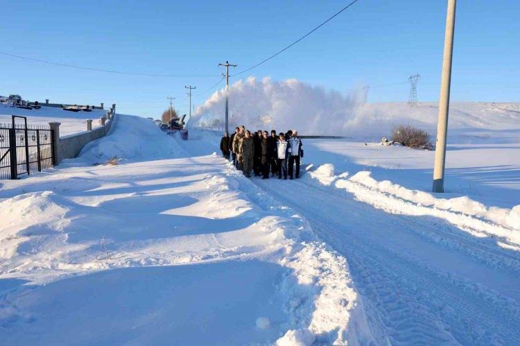 <p><span style="color:#B22222"><strong>TUNCELİ</strong></span></p>

<p>&nbsp;</p>

<p>Tunceli'de yoğun kar yağışı ve buzlanma nedeniyle eğitim-&ouml;ğretime 1 g&uuml;n ara verildi.</p>

<p>&nbsp;</p>

<p><br />
Tunceli Valiliği tarafından yapılan a&ccedil;ıklamada, "Yapılan son meteorolojik değerlendirmelere g&ouml;re yarın sabah erken saatlerden itibaren kar yağışının etkisini yoğun g&ouml;stereceği ve buzlanma tehlikesi nedeniyle, 31 Aralık 2025 &Ccedil;arşamba g&uuml;n&uuml;, resmi ve &ouml;zel t&uuml;m &ouml;rg&uuml;n ve yaygın eğitim kurumlarında (&uuml;niversiteler hari&ccedil;) eğitim-&ouml;ğretime 1 g&uuml;n s&uuml;reyle ara verilmiştir. Kamu kurumlarında &ccedil;alışan hamile ve engelli personeller ile anaokulu ve kreşlere devam eden &ccedil;ocuğu bulunan kadın personellerimiz 1 g&uuml;n s&uuml;reyle idari izinli sayılacaktır" ifadelerine yer verildi.</p>
