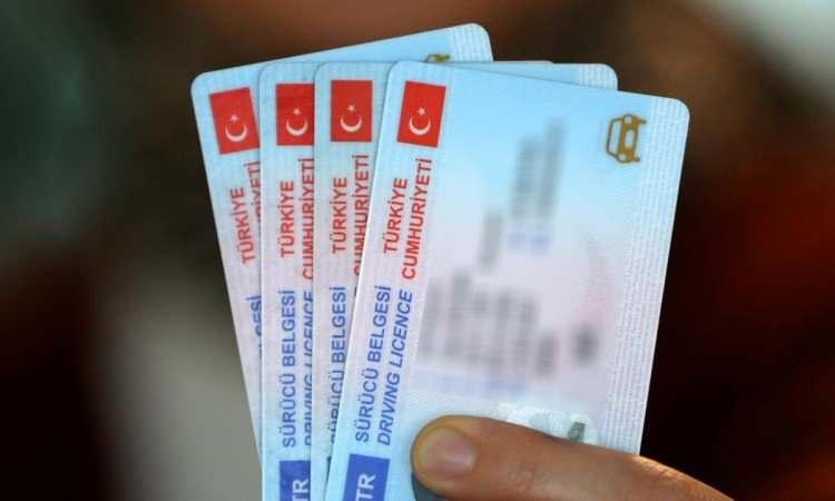 <p>Ehliyet &uuml;creti ise bin 420 liradan bin 690 liraya, kimlik kartı bedeli ise 185 liradan 220 liraya y&uuml;kselecek.&nbsp;</p>
