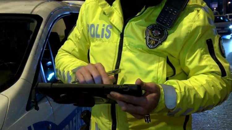 <p>Kırmızı ışıkta ge&ccedil;me ve trafikte telefon ile konuşma cezası 2 bin 719 liraya, hız sınırını y&uuml;zde 50'ye kadar aşmanın cezası 5 bin 662 liraya, alkoll&uuml; ara&ccedil; kullanma cezası 11 bin 629 liraya &ccedil;ıkacak.</p>
