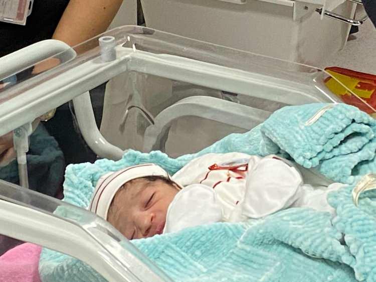 <p><span style="color:#B22222"><strong>DİYARBAKIR</strong></span></p>

<p>Diyarbakır Gazi Yaşargil Eğitim ve Araştırma Hastanesi'nde, anne Aysel Tokay, yeni yılın ilk dakikalarında d&uuml;nyaya getirdiği erkek &ccedil;ocuğuna Sedat ismini verdi.</p>

<p>&nbsp;</p>
