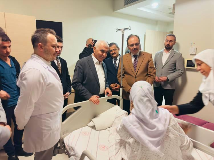 <p>Hastanenin yeni doğan &uuml;nitesinde 3 kilo 200 gram ağırlığında &uuml;&ccedil;&uuml;nc&uuml; &ccedil;ocuğunu d&uuml;nyaya getiren Evin El&ccedil;i'yi de ziyaret eden Kızılkaya, anneyi tebrik etti, bebeğe altın taktı.</p>

<p>Anne El&ccedil;i, hastane yetkilileri ve Vali Kemal Kızılkaya'ya teşekk&uuml;r etti.</p>

<p>Ziyarete AK Parti Siirt Milletvekili Mervan G&uuml;l, İl Jandarma Komutanı Uğur &Ouml;zmen, İl Emniyet M&uuml;d&uuml;r&uuml; Necmettin &Ouml;zt&uuml;rk ve İl Sağlık M&uuml;d&uuml;r&uuml; Erol Emre &Ouml;m&uuml;r de katıldı.</p>
