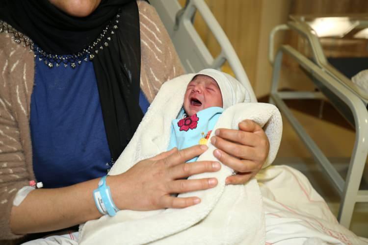 <p><span style="color:#B22222"><strong>BİNG&Ouml;L</strong></span></p>

<p>Fatma ve Cesur İnan &ccedil;iftinin Bing&ouml;l Devlet Hastanesinde d&uuml;nyaya gelen bebeklerine <em><strong>"&Ouml;mer"</strong></em> ismi verildi.</p>

<p>Vali Ahmet Hamdi Usta, Belediye Başkanı Erdal Arıkan, İl Sağlık M&uuml;d&uuml;r&uuml; Uzman Dr. Samet Tatlı ve Başhekim Nesibe Haydaroğlu ile aileyi ziyaret ederek, tebriklerini iletti.</p>
