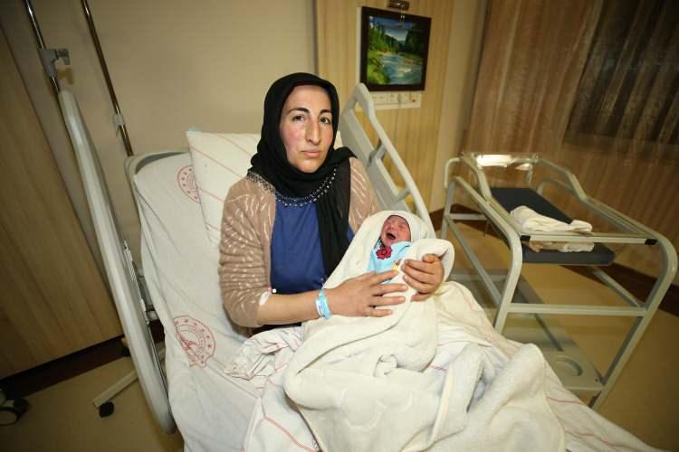 <p>Bebeğe altın hediye eden Usta, sağlıklı, uzun &ouml;m&uuml;r temennisinde bulundu.</p>

<p>Anne Fatma İnan, beşinci bebeğini kucağına aldığı i&ccedil;in &ccedil;ok mutlu olduğunu s&ouml;yledi.</p>

<p>Vali Usta, 2024 yılının son bebeği olarak d&uuml;nyaya gelen <em><strong>"İkra Lina"</strong></em> isimli bebek ile ailesini de ziyaret etti ve altın hediye etti.</p>
