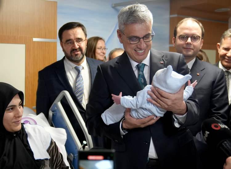 <p><span style="color:#B22222"><strong>İSTANBUL</strong></span></p>

<p>Sağlık Bakanı Kemal Memişoğlu, Esenler Kadın Doğum ve &Ccedil;ocuk Hastanesi'nde yeni yılın ilk bebeğini ziyaret etti.</p>

<p>Bakan Memişoğlu, hastanede suda doğumla d&uuml;nyaya gelen yeni yılın ilk bebeği Kerem Ali Demir'i ziyaretinde, aileye tebriklerini iletti.</p>

<p>Memişoğlu, yeni doğan Kerem Ali Demir'i kucağına alarak sevdi.</p>
