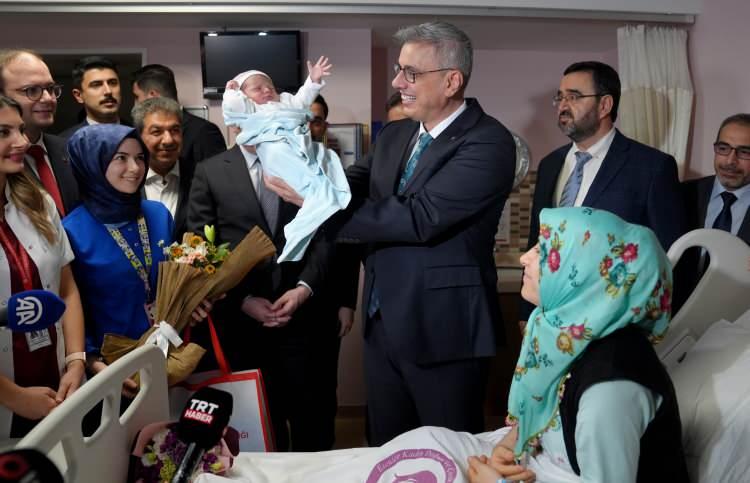 <p><span style="color:#B22222"><strong>"Esenler Kadın Doğum ve &Ccedil;ocuk Hastanesi'nde normal doğum y&uuml;zde 90 oranında"</strong></span></p>

<p>Gazetecilere a&ccedil;ıklamada bulunan Memişoğlu, 2025'in millete, d&uuml;nyaya hayırlar getirmesi, 2024'ten daha iyi, mutlu, huzurlu bir d&uuml;nya olması, herkesin sevdikleriyle beraber nice mutlu g&uuml;nler yaşaması temennilerinde bulundu.</p>
