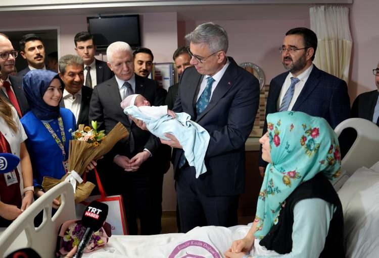 <p>Memişoğlu, 2023-2024 yıllarında d&uuml;nyada &ccedil;ok fazla &uuml;z&uuml;nt&uuml;l&uuml; olay yaşadıklarını dile getirerek, <em><strong>"&Ouml;zellikle Gazze gibi insanların &ccedil;oluk &ccedil;ocuk &ouml;ld&uuml;r&uuml;ld&uuml;ğ&uuml; bir d&uuml;nya d&uuml;zeninin maalesef h&uuml;k&uuml;m s&uuml;rd&uuml;ğ&uuml; bir zaman dilimi ge&ccedil;iriyoruz. Elimizden geldiğince bizler T&uuml;rk milleti olarak Sayın Cumhurbaşkanımızın liderliğinde barışın, huzurun gelmesi i&ccedil;in &ccedil;abalıyoruz."</strong></em> dedi.</p>

<p>&nbsp;</p>
