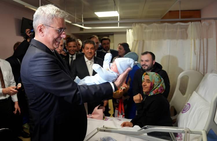 <p>Bakan Memişoğlu, 2025 yılında ilk doğan bebekleri ve annelerini ziyaret ettiklerini belirterek. <em><strong>"İstanbul'da ilk doğan bebeğimiz Kerem Ali, annenin 4'&uuml;nc&uuml; &ccedil;ocuğu ve hepsi normal doğum şeklinde doğmuşlar. Hatta ilk bebeğimiz suda doğdu. Bu da bizim i&ccedil;in gurur meselesi."</strong></em> ifadelerini kullandı.</p>

<p>Esenler Kadın Doğum ve &Ccedil;ocuk Hastalıkları Hastanesi'nde, T&uuml;rkiye'nin primer sezaryen denilen ameliyatla doğum oranının d&uuml;ş&uuml;k olduğunu belirten Memişoğlu, ş&ouml;yle konuştu:</p>

<p><em><strong>"Burada daha &ccedil;ok ebeler g&ouml;zetiminde, eşliğinde, doktorun kontrol&uuml;nde normal doğum yapılıyor. Y&uuml;zde 90 oranında. Ebeler, gebeleri takibine, onların doğum eylemlerini ger&ccedil;ekleştirmesine yardım ediyorlar. Hepsine teşekk&uuml;r ettim. Başta başhekimimiz olmak &uuml;zere, sayın valim, belediye başkanımızla beraber onları tebrik ettik. D&ouml;rt bebeğimizi ve ailesini ziyaret ettik. T&uuml;rkiye'de maalesef primer sezaryen oranlarımız daha y&uuml;ksek. Anne adaylarımızın bu konuda normal olan doğal doğumu tercih etmesini bekliyoruz. Tabii ki eğer tıbbi olarak ihtiya&ccedil; varsa sezaryenle ameliyatla &ccedil;ocuk d&uuml;nyaya gelebilir. Ama bu D&uuml;nya Sağlık &Ouml;rg&uuml;t&uuml;n&uuml;n sadece y&uuml;zde 10-15'inde endikasyon dediğimiz gerekliliği olan bir şey. Onun i&ccedil;in biz normal doğumun bu sene &ouml;zellikle eylem planını hazırladık ve Sayın Emine Erdoğan'la beraber faaliyete ge&ccedil;irdik. İnşallah bu eylem planı başarılı olur. 2025'te buna &ccedil;abalayacağız."</strong></em></p>
