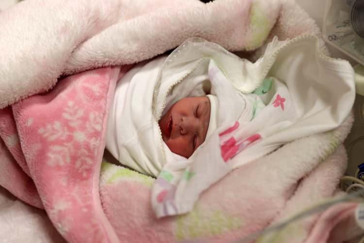 <p><span style="color:#B22222"><strong>SİVAS</strong></span></p>

<p>Sivas'ta 2025 yılının ilk dakikalarında d&uuml;nyaya gelen bebeklere<em><strong> "Zeynep Asel" </strong></em>ve <em><strong>"Alvin" </strong></em>isimleri verildi.</p>

<p>Kentte yılının ilk bebekleri saat 00.01'de Sivas Numune Hastanesi'nde doğdu.</p>

<p>Oğuzhan ve Sevil Yıldız &ccedil;iftinin d&ouml;rd&uuml;nc&uuml; &ccedil;ocuğu olan ve 3 kilo 450 gram olarak d&uuml;nyaya gelen bebeğe Zeynep Asel adı verildi.</p>
