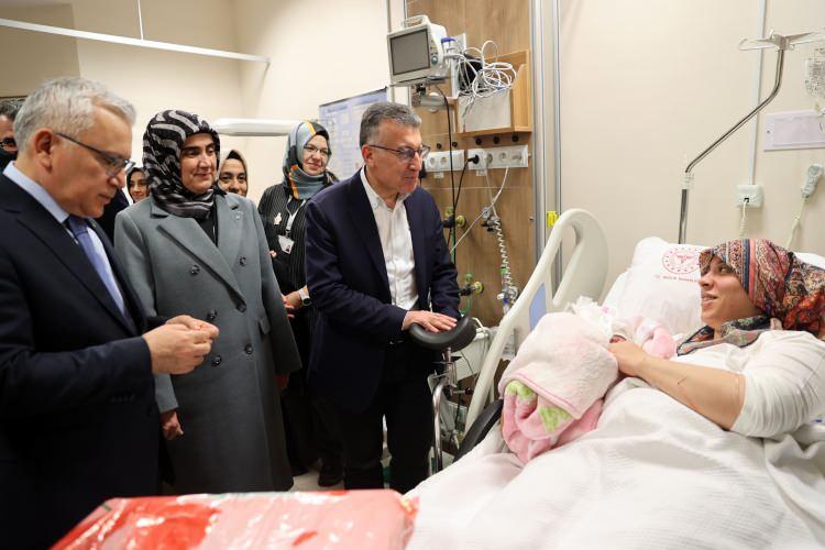 <p>Kentte yeni yılın diğer bebeği ise Haiti'li Djeby Cajuste ile T&uuml;rk eşi Şevval &Ccedil;isil Cajuste'nin &ccedil;ocukları 3 kilo 700 gram olarak d&uuml;nyaya gelen<em><strong> "Alvin"</strong></em> oldu.</p>

<p>Bebeğin babası Haiti'li Djeby, gazetecilere, eşi Şevval &Ccedil;isel ile &uuml;niversite okumak i&ccedil;in geldiği Sivas'ta tanıştığını s&ouml;yledi.</p>
