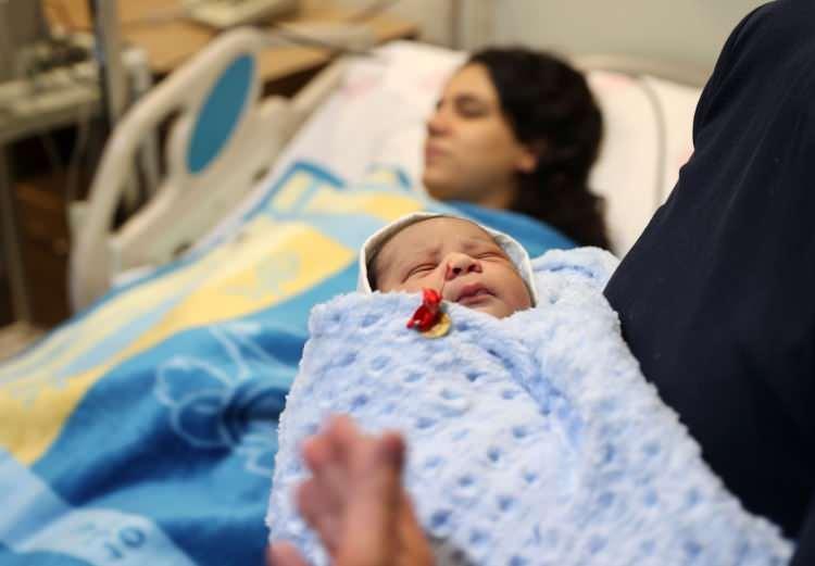 <p>Mutlu olduğunu belirten Djeby, <em><strong>"Bu g&uuml;zel kızla tanıştım ve evlendik. O kadar sevindim ki bir şey s&ouml;yleyemiyorum. &Ccedil;ok ilgin&ccedil; ve &ccedil;ok enteresan bir hikayemiz var." </strong></em>dedi.</p>

<p>Sivas Valisi Yılmaz Şimşek, AK Parti TBBM Grup Başkanı Abdullah G&uuml;ler, AK Parti Sivas Milletvekili Hakan Aksu ve Belediye Başkanı Adem Uzun, her iki bebeği ziyaret ederek altın hediye etti.</p>
