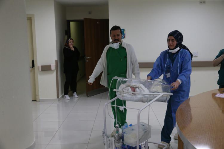 <p><em><strong>"G&ouml;ktuğ"</strong></em> bebeğin annesiyle aynı g&uuml;n doğduğu belirtildi.</p>

<p>Anneyi hastanede ziyaret eden Tokat Valisi Abdullah K&ouml;kl&uuml;, k&uuml;&ccedil;&uuml;k altın hediye etti.</p>

<p>&nbsp;</p>
