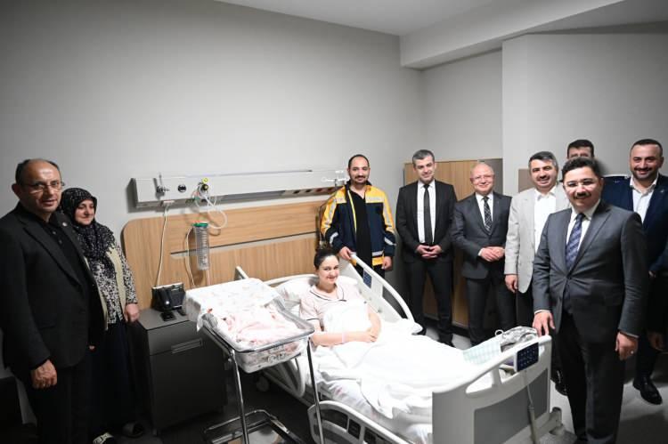 <p>AK Parti Bursa Milletvekili Mustafa Yavuz, AK Parti Bursa İl Başkanı Davut G&uuml;rkan, Yıldırım Belediye Başkanı Oktay Yılmaz, Yıldırım Kaymakamı Metin Esen, Mudanya Kaymakamı Ayhan Terzi ve AK Parti Nil&uuml;fer İl&ccedil;e Başkanı Furkan Alpaslan, &Uuml;nl&uuml; &ccedil;iftini hastanede ziyaret etti.</p>

<p>2024 yılında son doğan bebek olan G&uuml;lcan, Metin &Ccedil;ağlayan &ccedil;iftinin kızı Ezgi Ela'yı da ziyaret eden protokol &uuml;yeleri, bebeklere hediyesini verip sağlıklı &ouml;m&uuml;rler diledi.</p>

