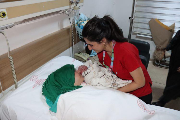 <p>Anne Zeynep Ertane, yılın ilk dakikalarında doğan bebeğini kucağına almaktan dolayı &ccedil;ok mutlu olduğunu s&ouml;yledi.</p>

<p>Baba Onur Ertane de bebeklerinin 2025 yılının ilk g&uuml;n&uuml;nde d&uuml;nyaya gelmesinin kendilerinde farklı bir heyecan yarattığını belirtti.</p>
