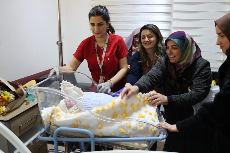 <p>İl Sağlık M&uuml;d&uuml;r&uuml; Cihan Tekin ve Başhekim Prof. Dr. Ufuk Kuyrukluyıldız da aileyi ziyaret ederek tebriklerini iletti.</p>

<p>&nbsp;</p>
