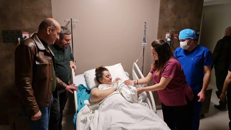 <p><span style="color:#B22222"><strong>AFYONKARAHİSAR</strong></span></p>

<p>Afyonkarahisar'da 2025 yılının ilk dakikalarında d&uuml;nyaya gelen bebeğe <em><strong>"Umay"</strong></em> ismi verildi.</p>

<p>Kentteki &ouml;zel bir hastanede Safiye ve Barış &Ouml;zak &ccedil;iftinin <em><strong>"Umay"</strong></em> ismini verdikleri kız bebekleri 34 haftalık doğdu.</p>

<p>Saat 00:01'de d&uuml;nyaya g&ouml;zlerini a&ccedil;an bebek ile annesinin sağlık durumunun iyi olduğu &ouml;ğrenildi.</p>
