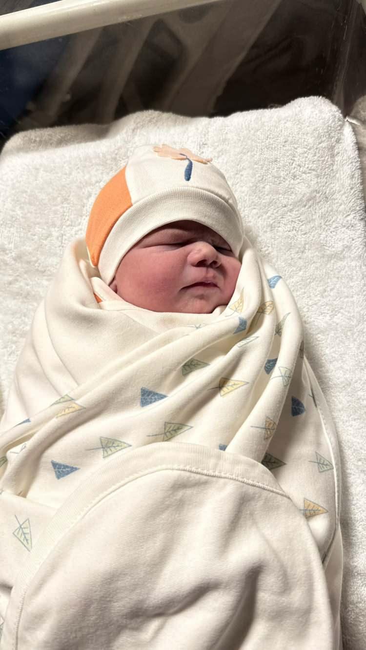 <p>Anne &Ouml;zak, AA muhabirine, Afyonkarahisar'daki yılın ilk bebeğini d&uuml;nyaya getirdiği i&ccedil;in &ccedil;ok mutlu olduğunu s&ouml;yledi.</p>

<p>Kızının vatana millete hayırlı bir evlat olmasını temenni eden &Ouml;zak, <em><strong>"İlk bebeğimizi sağlıcakla kucağımıza aldık. &Ccedil;ok g&uuml;zel ve sapsarı bir kızımız oldu"</strong></em> dedi.</p>

<p>Baba Barış &Ouml;zak da yılın ilk hediyesini aldığı i&ccedil;in mutlu ve &ccedil;ok heyecanlı olduğunu ifade etti.</p>
