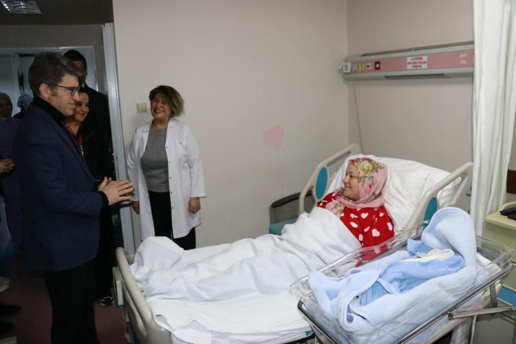 <p><span style="color:#B22222"><strong>AMASYA</strong></span></p>

<p>Amasya'da yeni yılın ilk bebeği d&uuml;nyaya geldi.</p>

<p>Kentte 2025 yılının ilk bebeği Amasya &Uuml;niversitesi Sabuncuoğlu Şerefeddin Eğitim ve Araştırma Hastanesi'nde doğdu.</p>

<p>Emrullah ve Tuğba Cenik &ccedil;iftinin 00.04'te 3 kilo 455 gram ağırlığında doğan erkek bebeğine hen&uuml;z isim verilmedi.</p>
