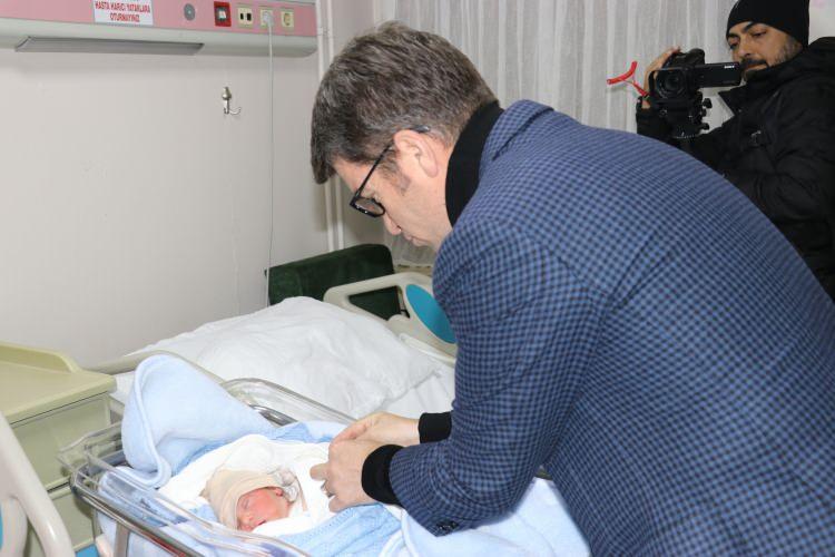 <p>Doğumu ger&ccedil;ekleştiren Op. Dr. Fatma Nur Yaşa, normal yoldan d&uuml;nyaya gelen bebeğin ailesiyle sağlıklı yıllar ge&ccedil;irmesini diledi.</p>

<p>Hastaneye gelen Amasya Valisi &Ouml;nder Bakan, aileyi ziyaret ederek yeni yılın ilk bebeğine altın taktı.</p>
