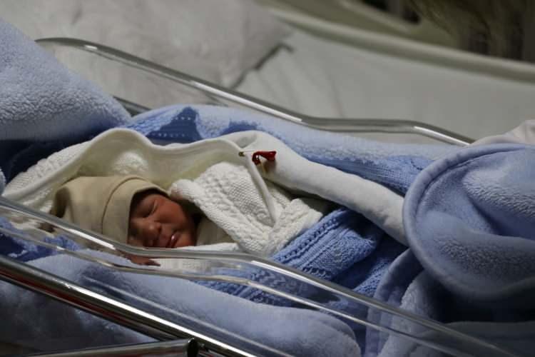 <p>Vali Bakan, 2025 yılının herkese hayırlar getirmesini dileyerek, <em><strong>"Bug&uuml;n bizde T&uuml;rkiye'deki 81 il gibi 2024'&uuml; geride bırakıp, yeni bir yıla 2025'e hayırlısıyla girdik. Emniyetin ve jandarmamızın toplam 109 ekibi 879 personeliyle Amasyalı hemşerilerimizin huzur ve g&uuml;venliğini sağlamak i&ccedil;in hepimiz b&uuml;t&uuml;n arkadaşlarımızla birlikte sahada olduk. En son şu anda hastanemize geldik. Burada yeni doğan bebeğini ziyaret ettik. Onlara hoş geldin dedik, &ouml;mr&uuml; g&uuml;zel ve uzun olsun."</strong></em> diye konuştu.</p>

<p>&nbsp;</p>
