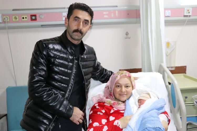 <p>Anne Tuğba Cenik de <em><strong>"Yeni yılda bebeğimiz oldu &ccedil;ok mutluyuz. Allah herkese nasip etsin. Annelik &ccedil;ok g&uuml;zel bir şey, bu d&ouml;rd&uuml;nc&uuml; bebeğimiz bizim, hepsi erkek."</strong></em> dedi.</p>

<p>Baba Emrullah Cenik ise <em><strong>"Allah'ım t&uuml;m &ccedil;ocuğu olmayıp, isteyenlere de nasip etsin, &ccedil;ok mutluyuz &ouml;zel bir g&uuml;nde doğdu. Allah'ım g&uuml;le g&uuml;le b&uuml;y&uuml;mek nasip eder inşallah." </strong></em>ifadesini kullandı.</p>
