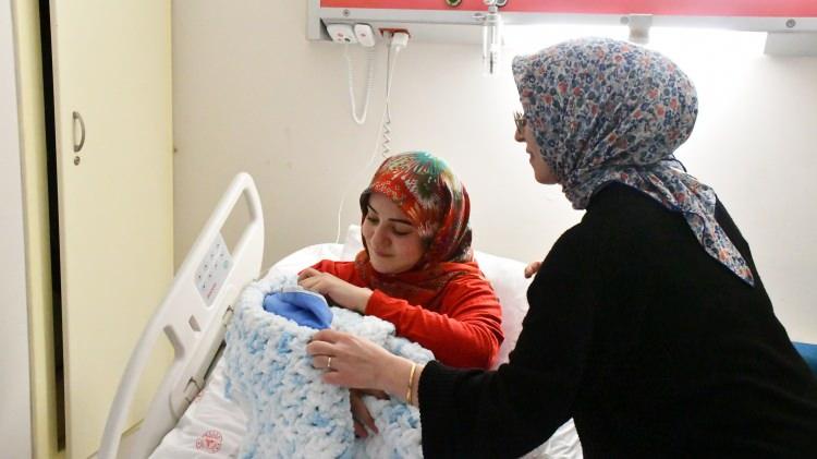 <p><span style="color:#B22222"><strong>D&Uuml;ZCE</strong></span></p>

<p>D&uuml;zce'de yeni yılın ilk dakikalarında d&uuml;nyaya gelen bebeğe <em><strong>&ldquo;Ege&rdquo;</strong></em> ismi verildi.</p>

<p>Rabia-G&uuml;ng&ouml;r G&uuml;lbahar &ccedil;iftinin ikinci &ccedil;ocukları Ege, D&uuml;zce Atat&uuml;rk Devlet Hastanesi Kadın Doğum ve &Ccedil;ocuk Acil Servisinde, saat 00.07&rsquo;de d&uuml;nyaya geldi.</p>

<p>Anne Rabia G&uuml;lbahar gazetecilere, sağlıklı bir bebek d&uuml;nyaya getirdiği i&ccedil;in mutlu olduğunu belirtti.</p>
