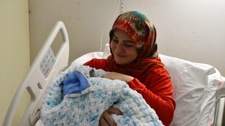 <p>Yeni yılın hayırlara vesile olmasını dileyen G&uuml;lbahar, <em><strong>&ldquo;Normalde yeni yıl gezerek ge&ccedil;erdi ama bu sefer hastanede ge&ccedil;ti. Yeni yılda herkese sağlık, mutluluk ve huzur diliyorum&rdquo;</strong></em> dedi.</p>

<p>&nbsp;</p>
