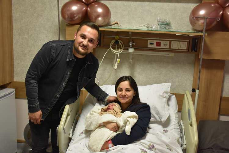 <p><span style="color:#B22222"><strong>ORDU</strong></span></p>

<p>Ordu'da 2025 yılının ilk dakikalarında d&uuml;nyaya gelen bebeğe <em><strong>"Umay Lina" </strong></em>ismi verildi.</p>

<p>Altınordu il&ccedil;esindeki &ouml;zel hastanede, Bur&ccedil;in Şahin Yılmaz ile Mehmet Yılmaz &ccedil;iftinin 00.15'te 3 kilo 115 gram ağırlığında bebekleri doğdu.</p>

<p>Kadın Hastalıkları ve Doğum Uzmanı Op. Dr. B&uuml;şra Şahin, gazetecilere, 2025 yılının ilk bebeği Umay Lina'nın normal doğum ile sağlıklı bir şekilde hayata<em><strong> "merhaba"</strong></em> dediğini s&ouml;yledi.</p>
