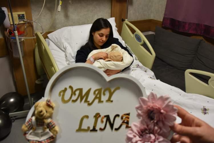 <p>Baba Mehmet Yılmaz da (30) sağlıklı bir bebekleri olduğunu belirterek, <em><strong>"&Ccedil;ok ş&uuml;k&uuml;r şu anda herhangi bir problemimiz yok. Eşim erken doğacağına ilişkin s&ouml;yl&uuml;yordu ama ben inanmıyordum. Nasip oldu ve bu saati de beklemiyorduk. Biraz daha zamanı vardı. Normalde iki hafta erken doğdu. Nasip kısmet."</strong></em> dedi.</p>

<p>&nbsp;</p>
