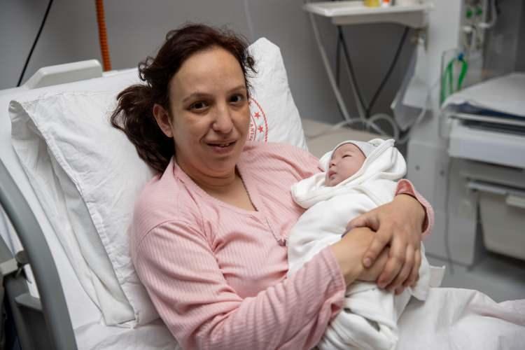 <p><span style="color:#B22222"><strong>SAKARYA</strong></span></p>

<p>Sakarya'da yeni yılın ilk bebeği, 3 kilo 200 gram ağırlığında d&uuml;nyaya geldi.</p>

<p>Sakarya'da 2025 yılının ilk bebeği Sakarya Eğitim ve Araştırma Hastanesi Kadın Doğum ve &Ccedil;ocuk Hastalıkları Hizmet Binası'nda doğdu.</p>

<p>Yasin ve Şenay Altun &ccedil;ifti 00.08'de 3 kilo 200 gram ağırlığında doğan erkek bebeklerine hangi ismi vereceklerini hen&uuml;z kararlaştırmadığını s&ouml;yledi.</p>
