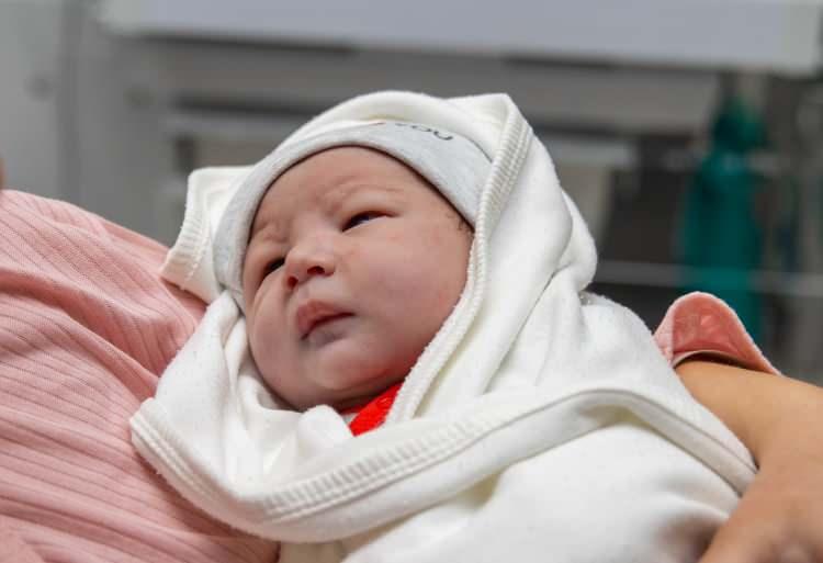 <p>Anne Şenay Altun, yaptığı a&ccedil;ıklamada, ikinci &ccedil;ocuğunu d&uuml;nyaya getirmenin sevincini yaşadığını belirterek, <em><strong>"Yılın ilk bebeği olduğu i&ccedil;in &ccedil;ok g&uuml;zel bir duygu. Hocalarıma ve ebe arkadaşlarıma teşekk&uuml;r ederim."</strong></em> dedi.</p>

<p>&nbsp;</p>
